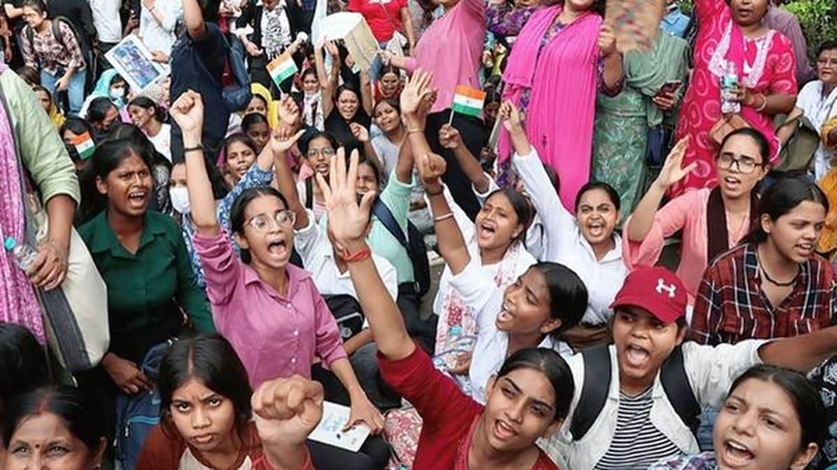 Courage of Young Women at Barricades : Constitutional Resolve Honouring the Spirit of Bhagat Singh : a Case for Civil Society Recognition