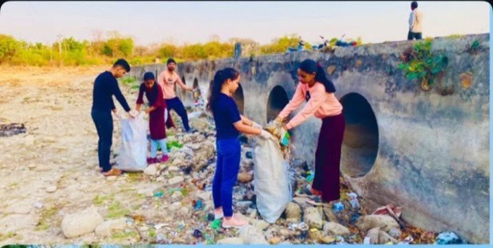 Youth-Volunteers-cleaning-the-banas-rive