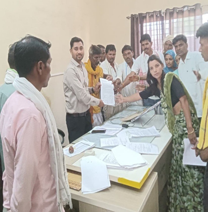 24 April 2026 — office-bearers of the Krishi evam Adivasi Swaraj Sangathan, Bajna, hand a detailed memorandum to Manish Bhanwar, CEO of Janpad Panchayat Bajna. (Photo: Mohan Bhuria, Sangathan Coordinator, VAAGDHARA)
