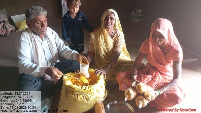 Mangalsingh-Ganaga-and-family-packing-turmeric-powder