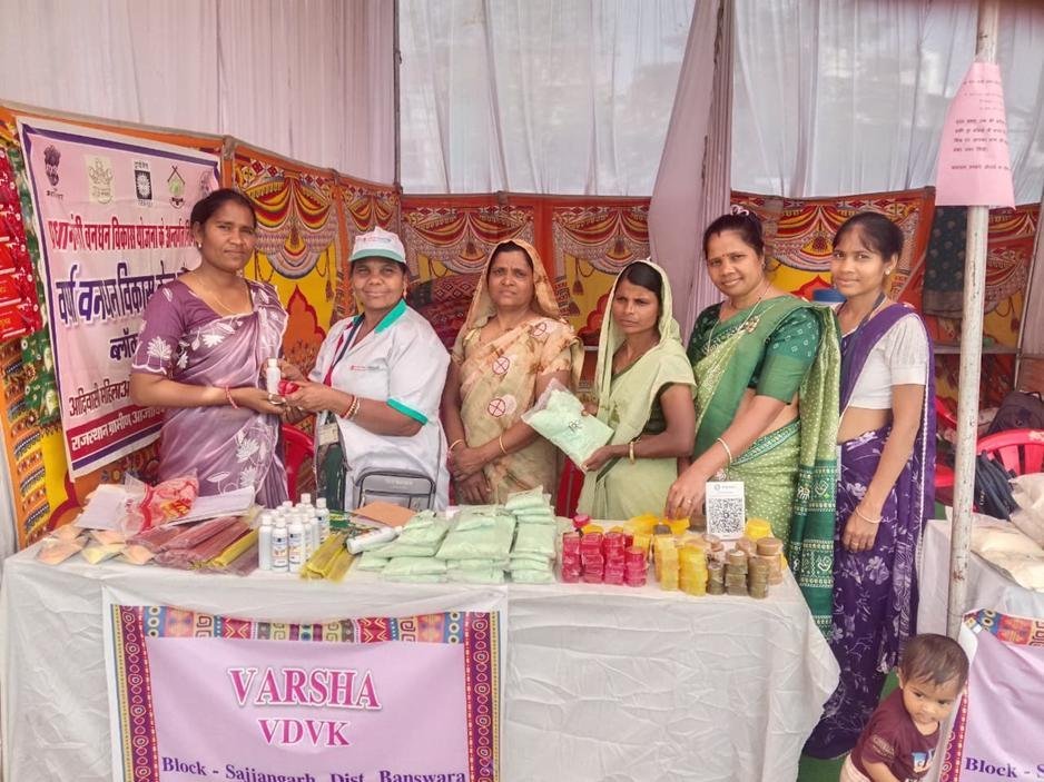 Amuli Devi Garasia preparing and selling natural soap at a women's entrepreneurship fair held under the Pradhan Mantri Van Dhan Yojana (Photo – Sunil Malviya, Cluster Facilitator, VAAGDHARA